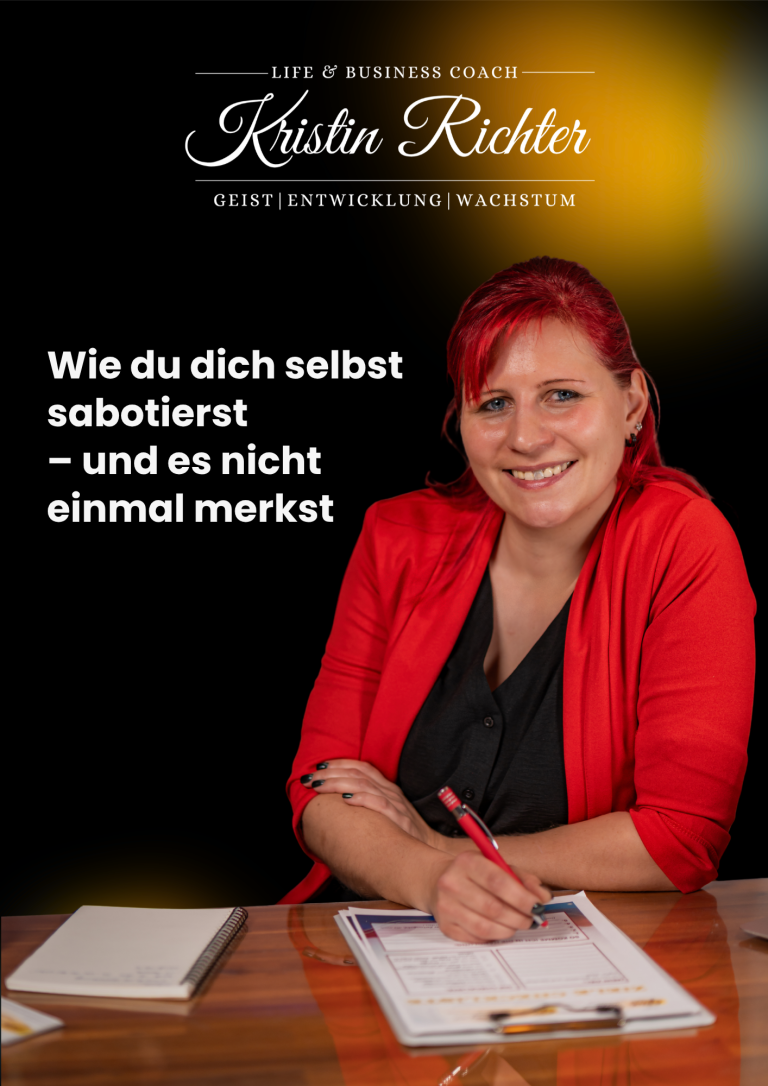 Deine Transformation Eine Person mit rotem Blazer hält ein Notizbuch und einen Stift in der Hand.